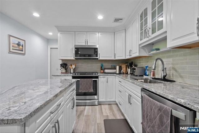 17 Foxhill Lane, Ringwood, NJ 07456