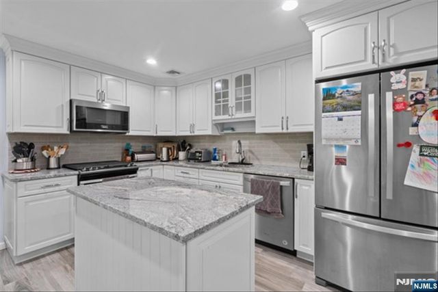 17 Foxhill Lane, Ringwood, NJ 07456