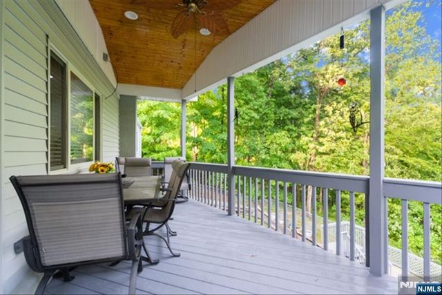 17 Foxhill Lane, Ringwood, NJ 07456