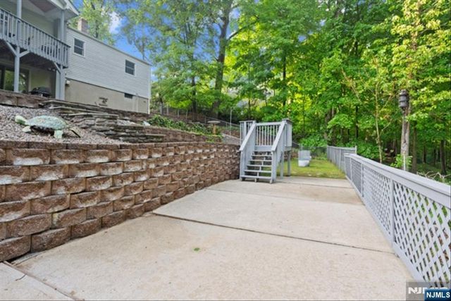 17 Foxhill Lane, Ringwood, NJ 07456