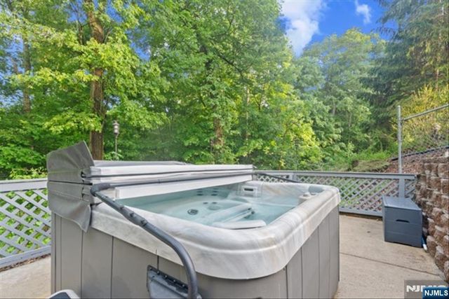17 Foxhill Lane, Ringwood, NJ 07456