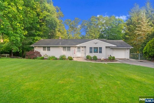 17 Foxhill Lane, Ringwood, NJ 07456