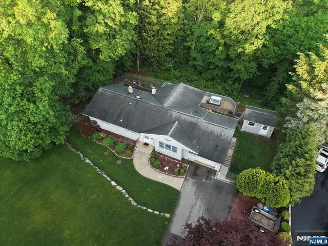 17 Foxhill Lane, Ringwood, NJ 07456
