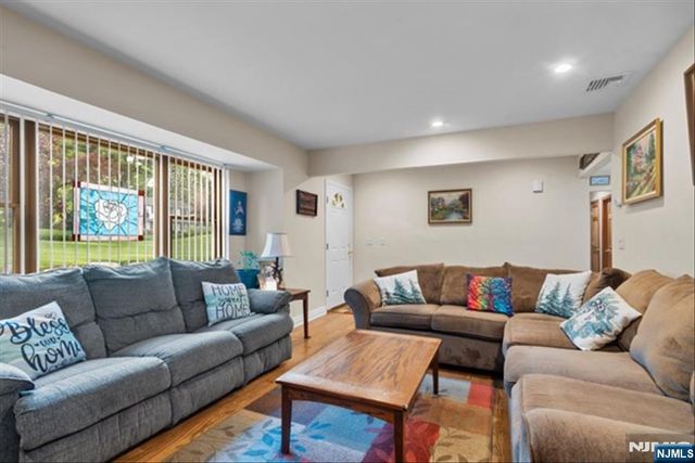 17 Foxhill Lane, Ringwood, NJ 07456