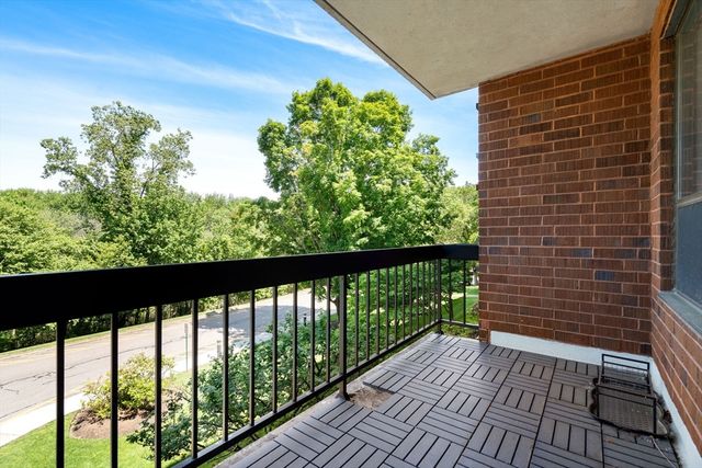 210 Nahanton St 219, Newton, MA 02459