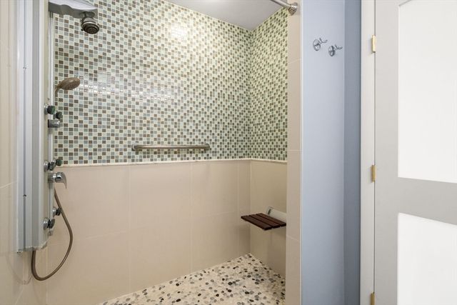 210 Nahanton St 219, Newton, MA 02459