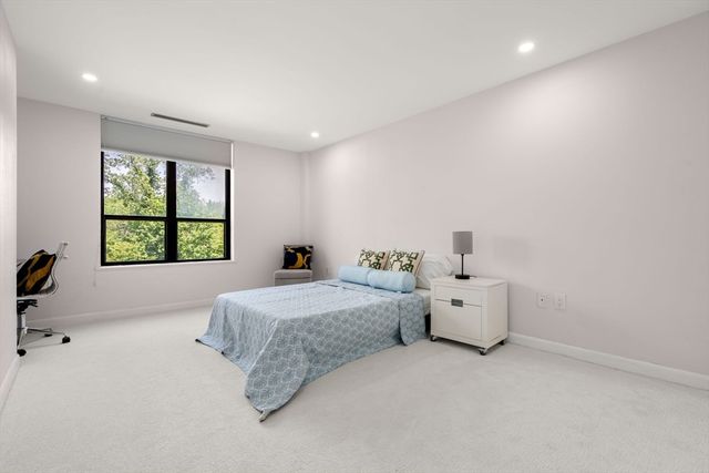 210 Nahanton St 219, Newton, MA 02459