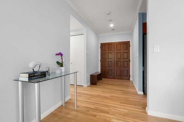 210 Nahanton St 219, Newton, MA 02459