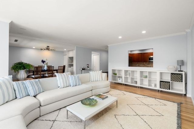 210 Nahanton St 219, Newton, MA 02459