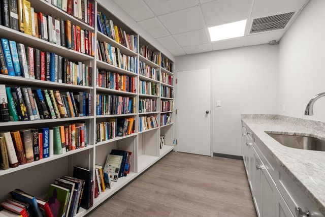 210 Nahanton St 219, Newton, MA 02459