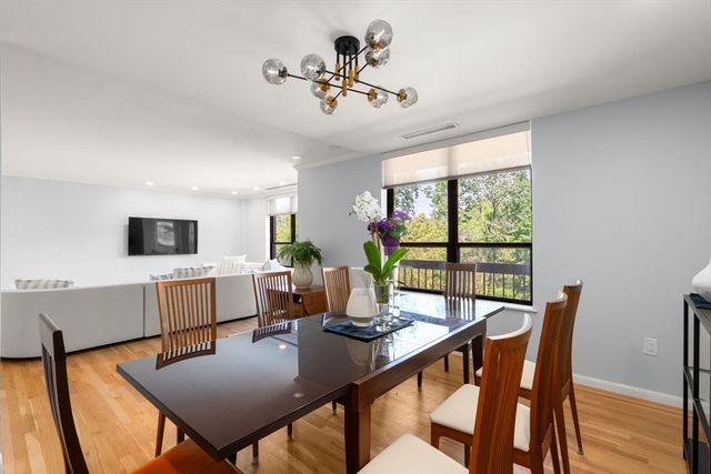 210 Nahanton St 219, Newton, MA 02459