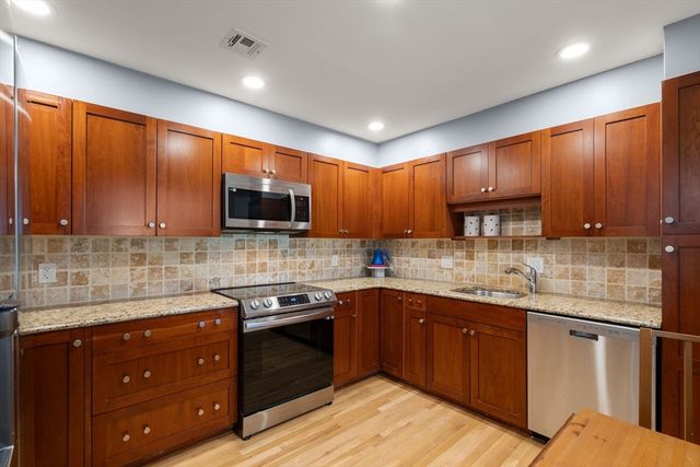 210 Nahanton St 219, Newton, MA 02459