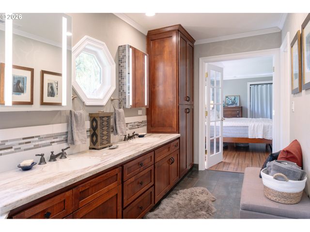 1876 PALISADES LAKE Ct, Lake Oswego, OR 97034