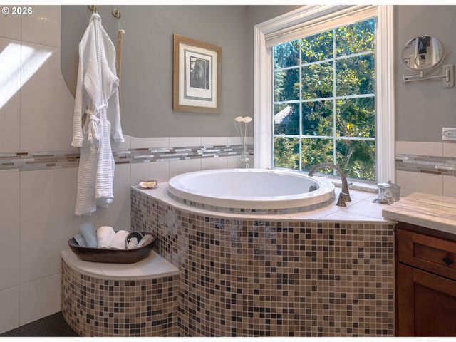 1876 PALISADES LAKE Ct, Lake Oswego, OR 97034