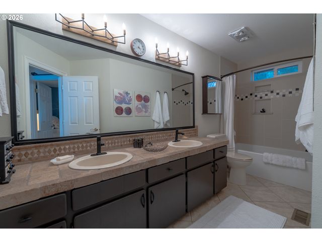 1876 PALISADES LAKE Ct, Lake Oswego, OR 97034