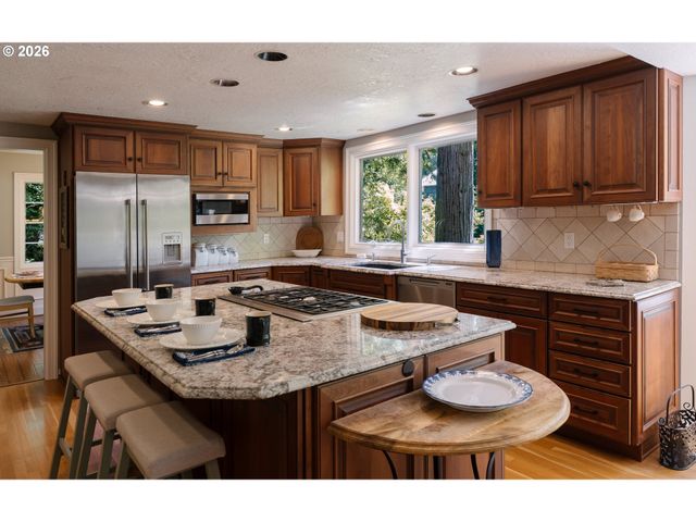 1876 PALISADES LAKE Ct, Lake Oswego, OR 97034
