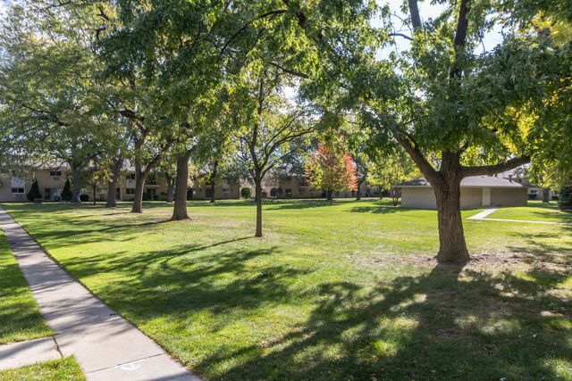 551 CARLYSLE Drive 2, Clarendon Hills, IL 60514