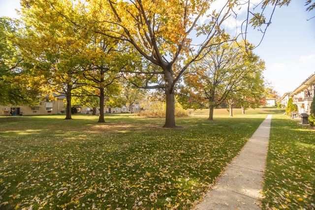 551 CARLYSLE Drive 2, Clarendon Hills, IL 60514