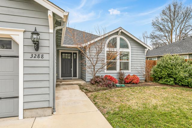 3288 Grant Road, Central Point, OR 97502