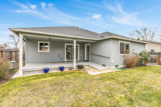 3288 Grant Road, Central Point, OR 97502