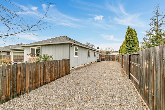 3288 Grant Road, Central Point, OR 97502