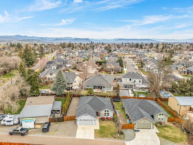 3288 Grant Road, Central Point, OR 97502