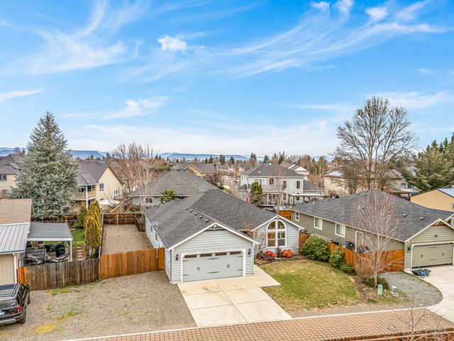 3288 Grant Road, Central Point, OR 97502