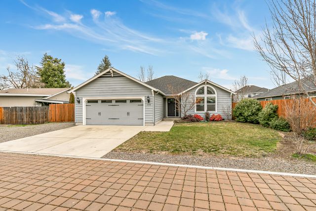 3288 Grant Road, Central Point, OR 97502