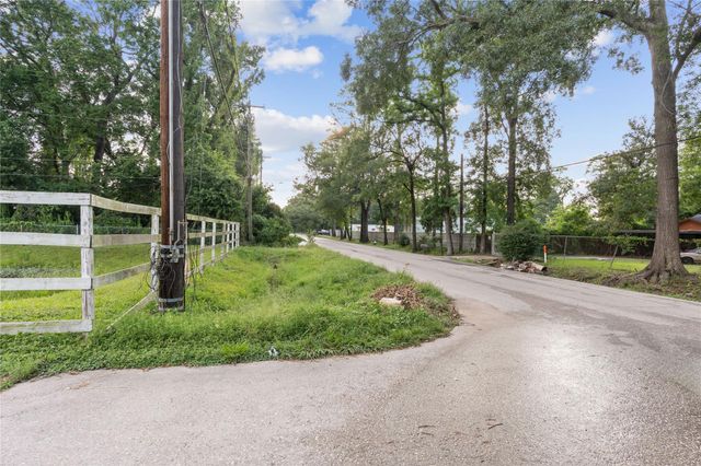 9104 N Green River Dr, Houston, TX 77078