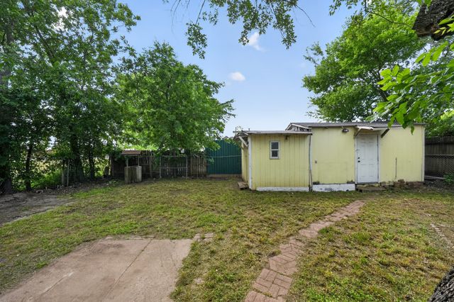 406 E Willingham Street, Cleburne, TX 76031