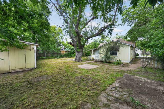 406 E Willingham Street, Cleburne, TX 76031