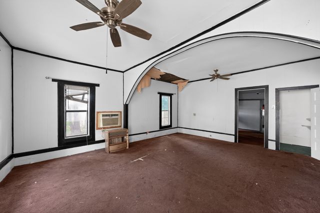 406 E Willingham Street, Cleburne, TX 76031