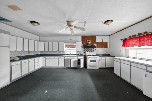 406 E Willingham Street, Cleburne, TX 76031