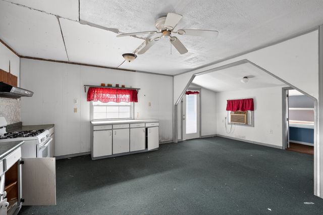 406 E Willingham Street, Cleburne, TX 76031