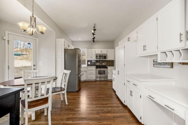 6318 N Robinhood Lane, Kansas City, MO 64151