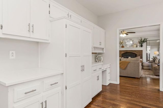 6318 N Robinhood Lane, Kansas City, MO 64151