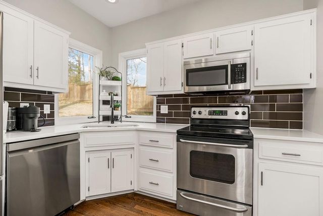 6318 N Robinhood Lane, Kansas City, MO 64151