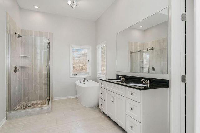 6318 N Robinhood Lane, Kansas City, MO 64151