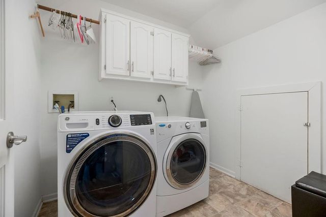 6318 N Robinhood Lane, Kansas City, MO 64151