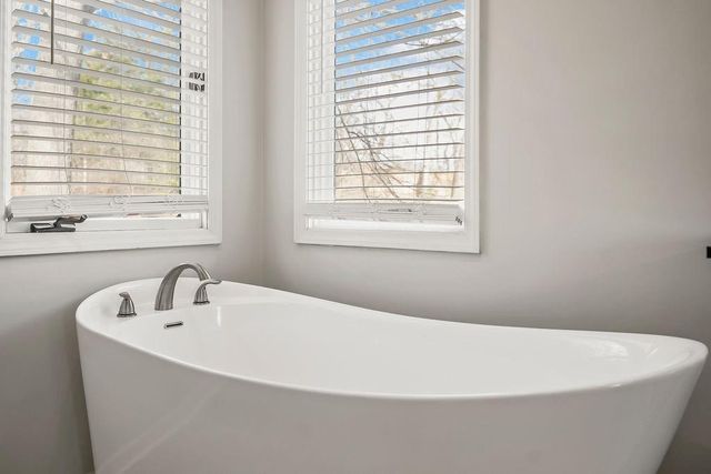 6318 N Robinhood Lane, Kansas City, MO 64151