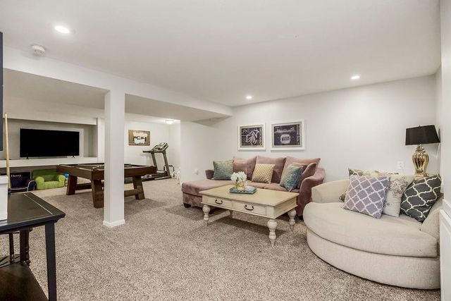 6318 N Robinhood Lane, Kansas City, MO 64151