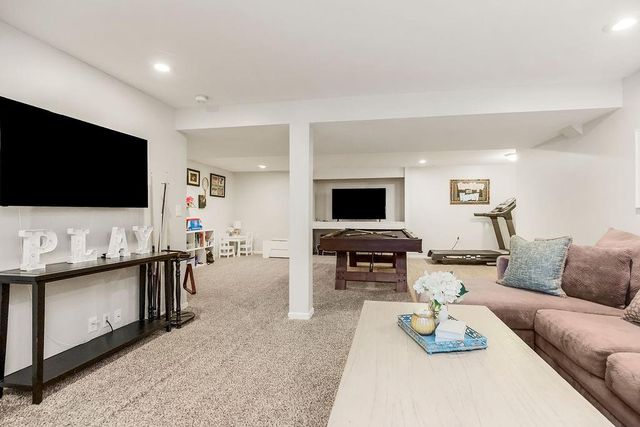 6318 N Robinhood Lane, Kansas City, MO 64151