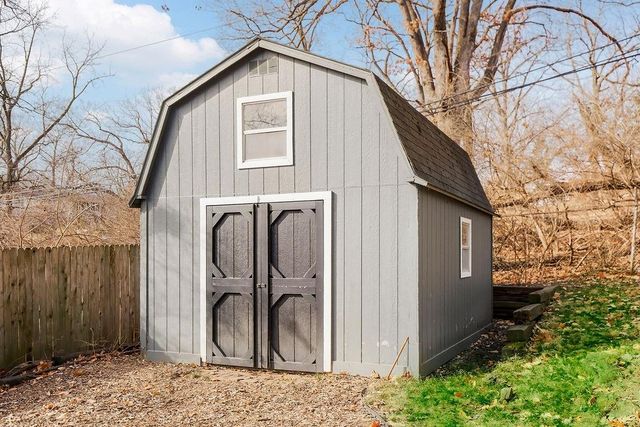 6318 N Robinhood Lane, Kansas City, MO 64151