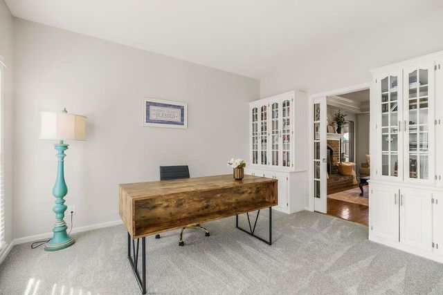 6318 N Robinhood Lane, Kansas City, MO 64151