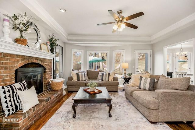 6318 N Robinhood Lane, Kansas City, MO 64151