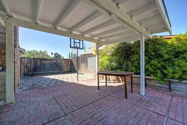 7036 Roca Way, Sacramento, CA 95842
