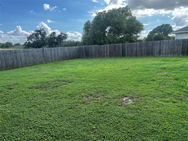 111 Sylvan ST, Hutto, TX 78634