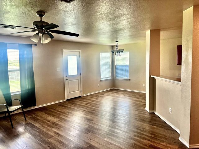 111 Sylvan ST, Hutto, TX 78634