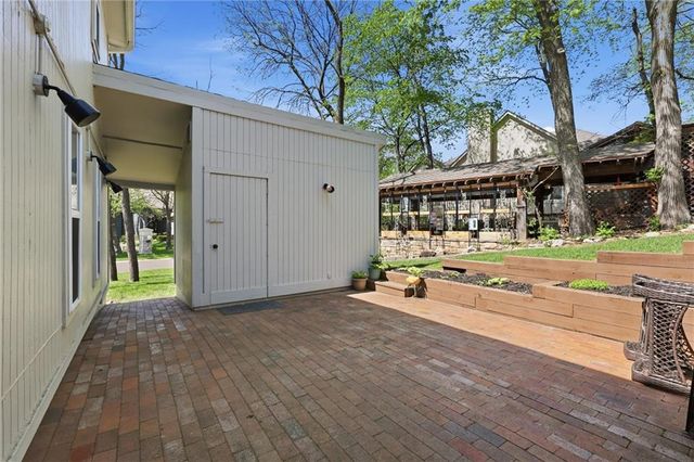 10661 Riggs Drive, Overland Park, KS 66212