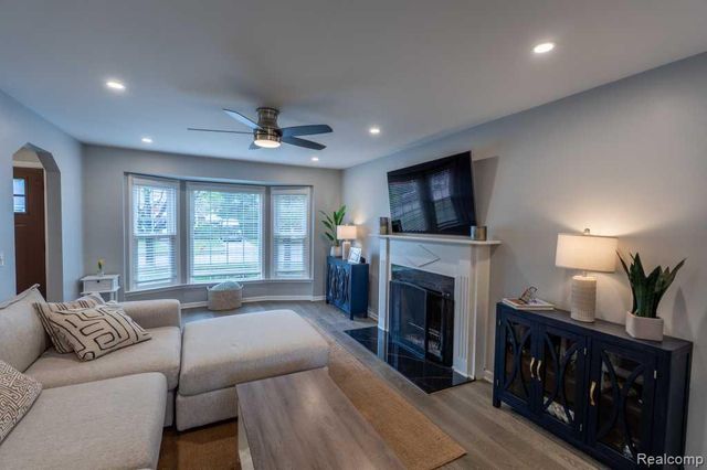 244 Gladwin Avenue, Clawson, MI 48017